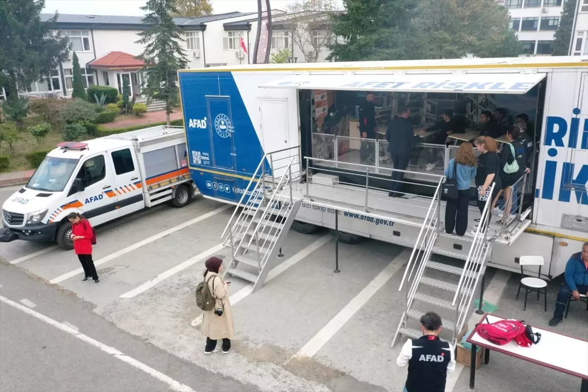 Trabzon Üniversitesi\'nde Öğrencilere Deprem Eğitimi Verildi
