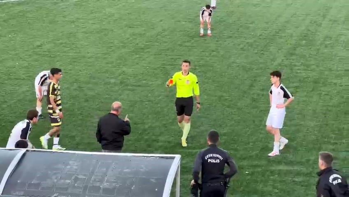 U-16 Ligi Müsabakasında Teknik Direktör Hakeme Saldırdı