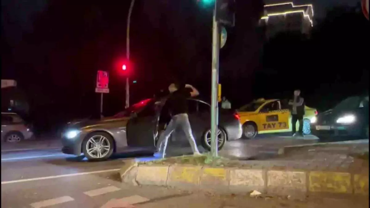 Üsküdar\'da Yol Vermeme Tartışması Kavgaya Dönüştü