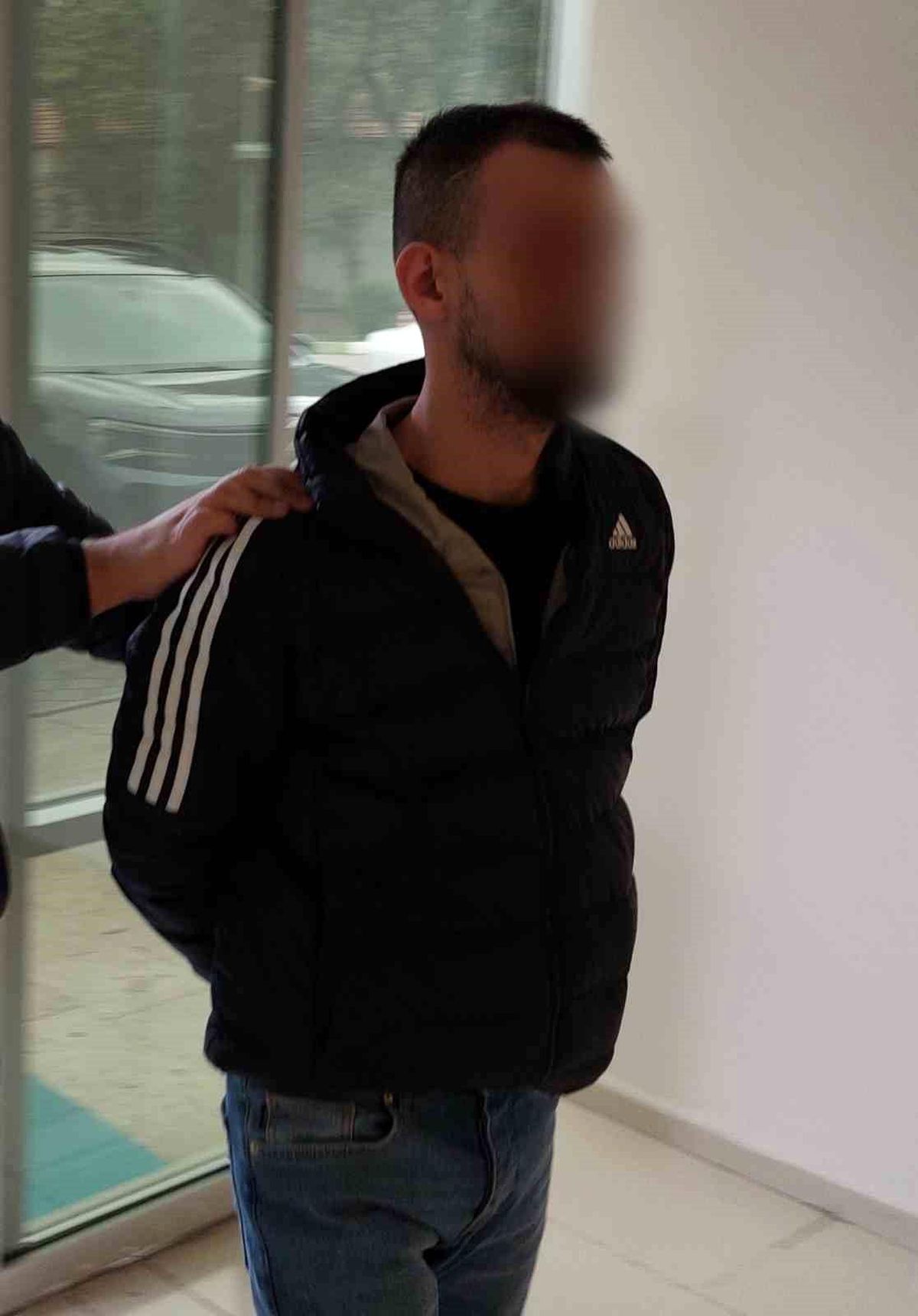 Samsun\'da Uyuşturucu Operasyonu: Şüpheli Çatıya Kaçtı ve Ateş Açtı