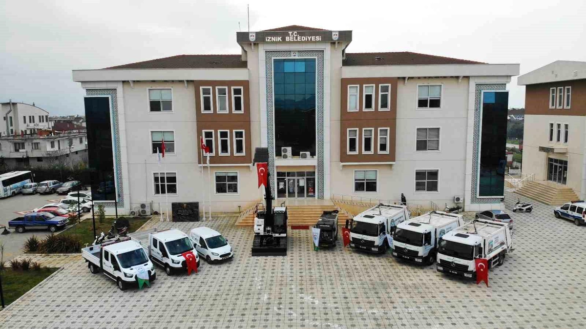 İznik Belediyesi, Hizmetlerin Zamanında Gerçekleştirilmesi İçin 30 Yeni Araç Satın Aldı