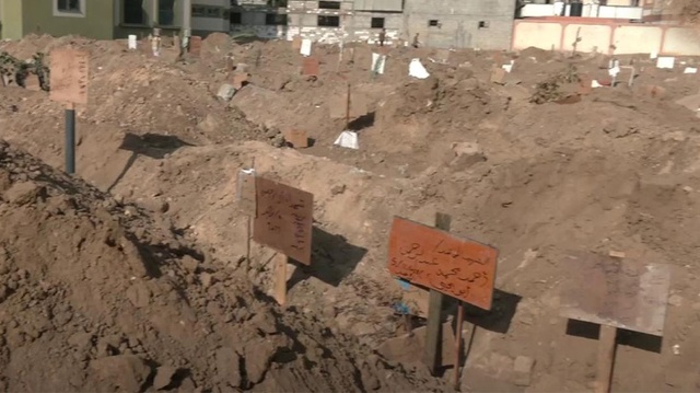 Abluka altındaki Şifa Hastanesi'nde yeni tehlike! Onlarca cansız bedeni bahçeye gömmek zorunda kaldılar Abluka altındaki Şifa Hastanesi'nde yeni tehlike! Onlarca cansız bedeni bahçeye gömmek zorunda kaldılar