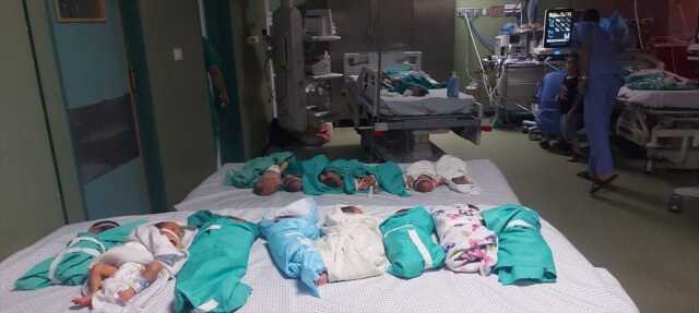 Abluka altındaki Şifa Hastanesi'nde yeni tehlike! Onlarca cansız bedeni bahçeye gömmek zorunda kaldılar Abluka altındaki Şifa Hastanesi'nde yeni tehlike! Onlarca cansız bedeni bahçeye gömmek zorunda kaldılar