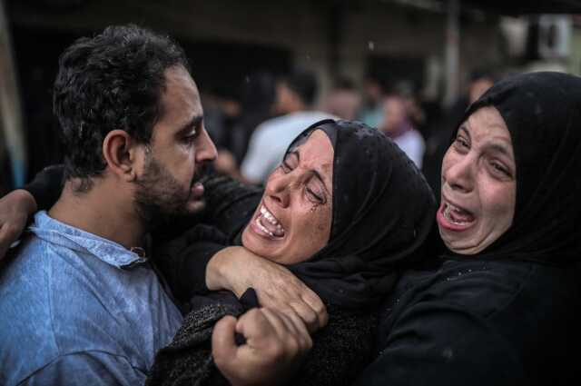 Abluka altındaki Şifa Hastanesi'nde yeni tehlike! Onlarca cansız bedeni bahçeye gömmek zorunda kaldılar Abluka altındaki Şifa Hastanesi'nde yeni tehlike! Onlarca cansız bedeni bahçeye gömmek zorunda kaldılar