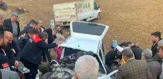 Adıyaman'da Kamyonetle Otomobil Kafa Kafaya Çarpıştı: 1 Ölü, 3 Yaralı