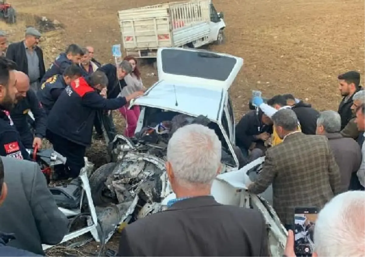 Adıyaman'da Kamyonetle Otomobil Kafa Kafaya Çarpıştı: 1 Ölü, 3 Yaralı