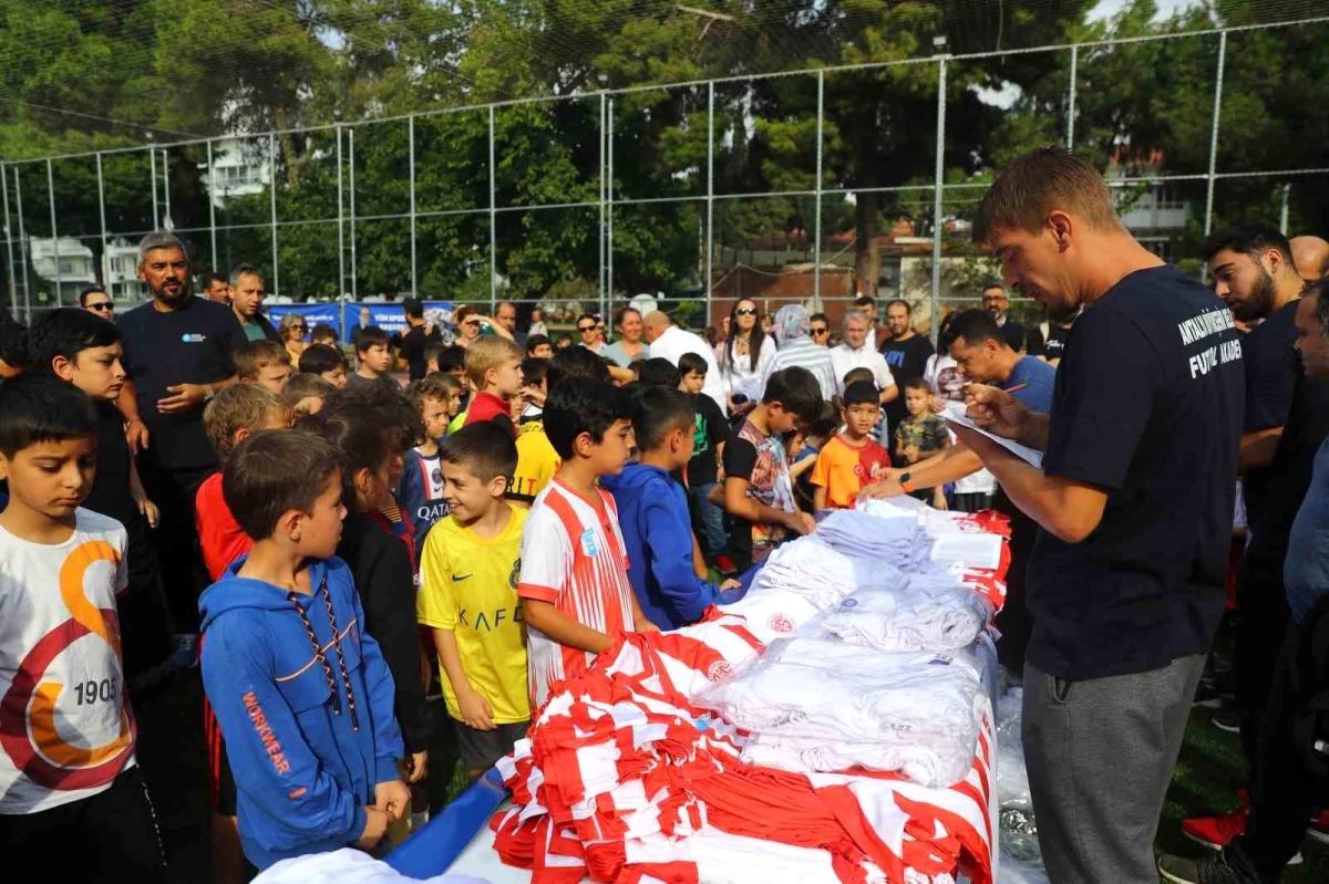 Antalya Büyükşehir Belediyesi Futbol Akademisi Genç Yetenekleri Keşfediyor