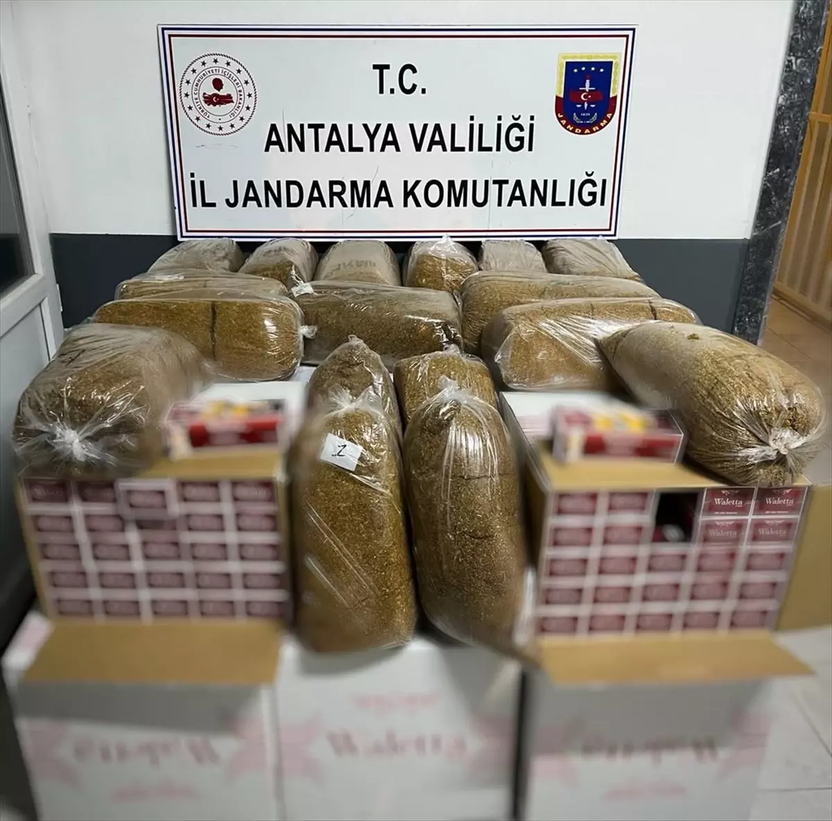 Antalya\'da Kaçak Tütün Operasyonu: 2 Şüpheli Gözaltına Alındı