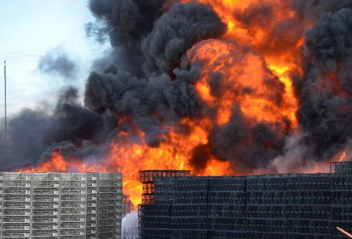 Antalya'da Plastik Kasa Fabrikasında Yangın