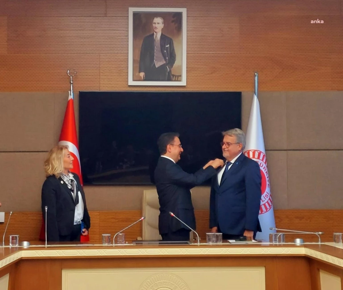 İzmir Büyükşehir Belediyesi ve Bergama Meclis Üyesi Nezih Özuyar, İYİ Parti\'ye katıldı