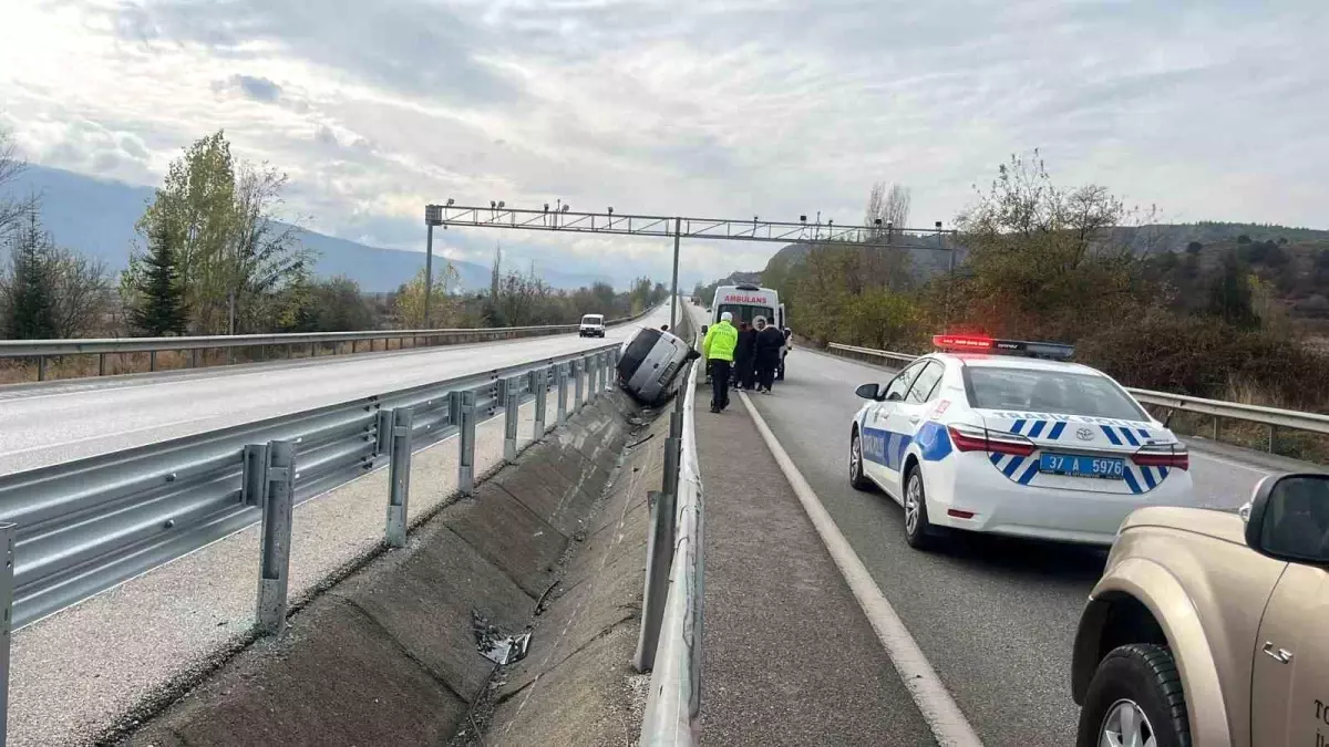 Tosya\'da otomobil bariyerlere çarptı, sürücü yaralandı