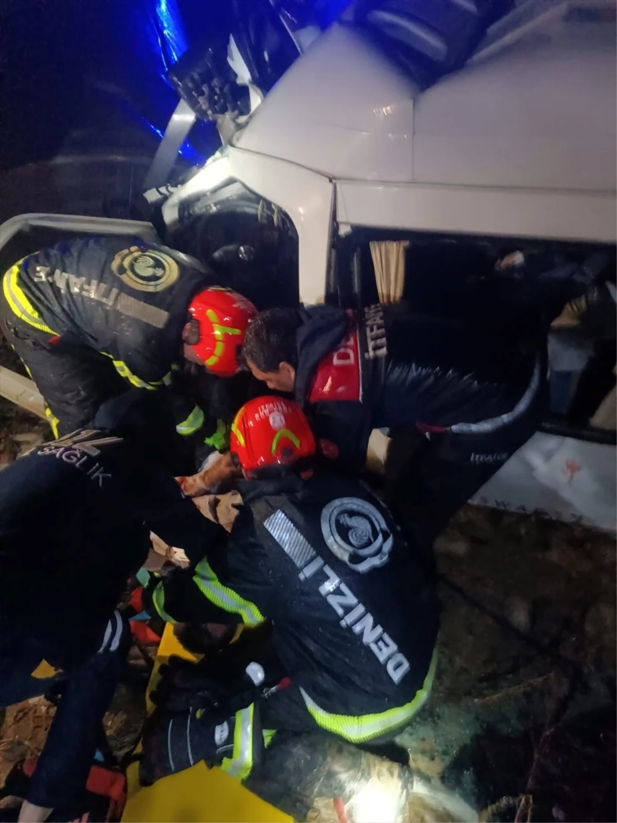 Denizli\'de Tır ve Minibüs Çarpışması: 1 Ölü, 3 Yaralı