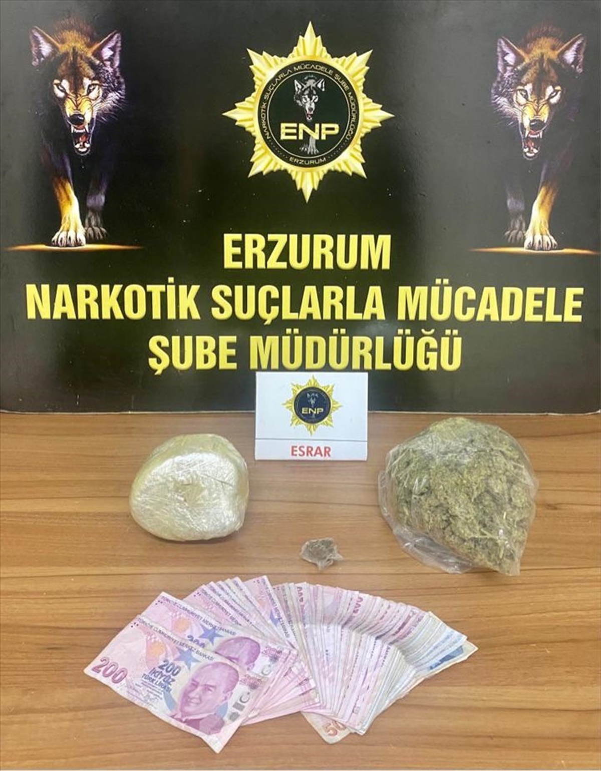 Erzurum\'da 856,53 gram esrar ve para ile yakalanan 3 şüpheli tutuklandı