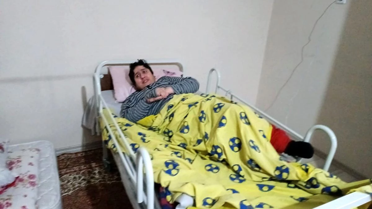 Felçli kadına otomatik hasta yatağı yardımı