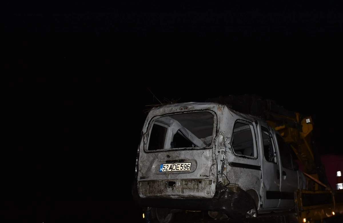 Gaziantep\'te Hafif Ticari Araç Şarampole Devrildi: 3\'ü Ağır 5 Kişi Yaralandı