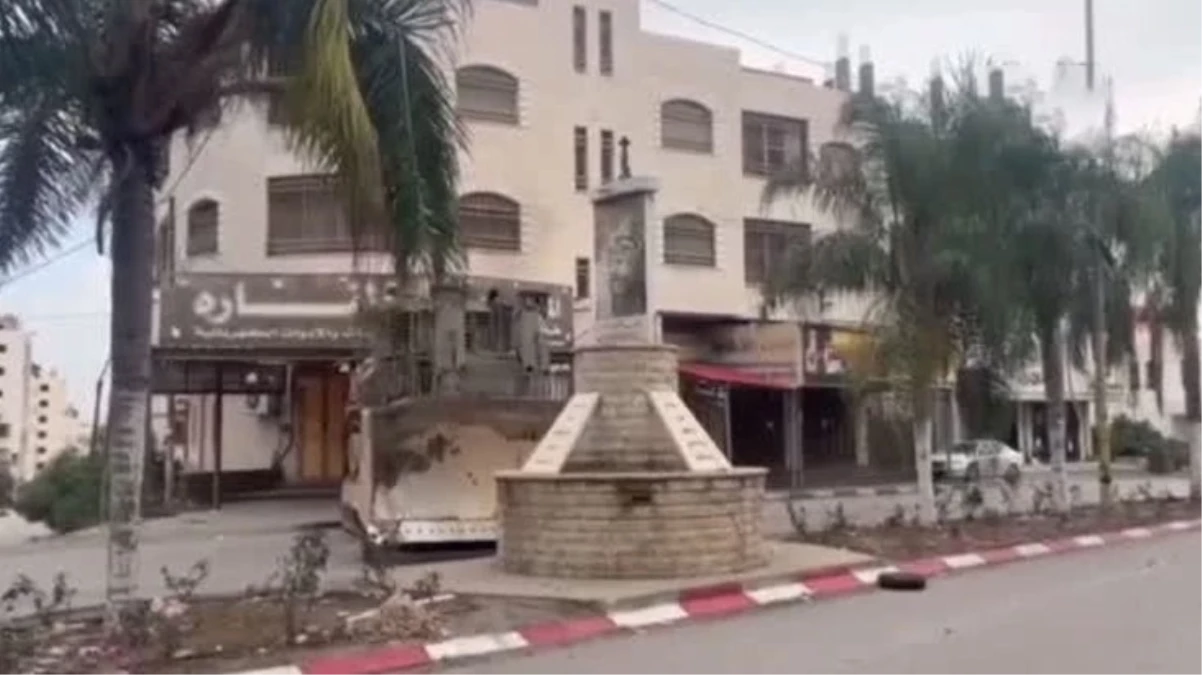 İsrail askerleri Batı Şeria\'da Yaser Arafat\'ın anıtlarını yıktı