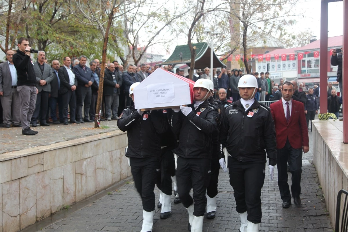 İstanbul\'da şehit olan polis memuru Lütfü Baykar memleketi Bitlis\'te son yolculuğuna uğurlandı