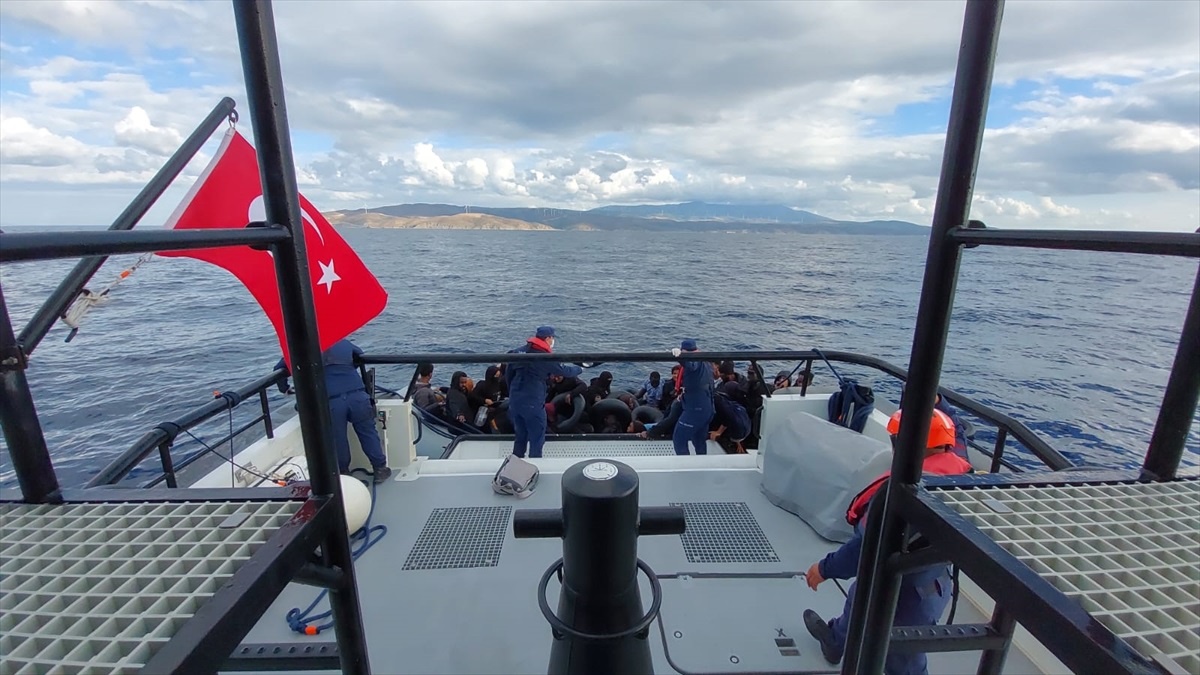 İzmir Karaburun\'da Yunanistan unsurlarınca Türk kara sularına itilen 39 düzensiz göçmen kurtarıldı