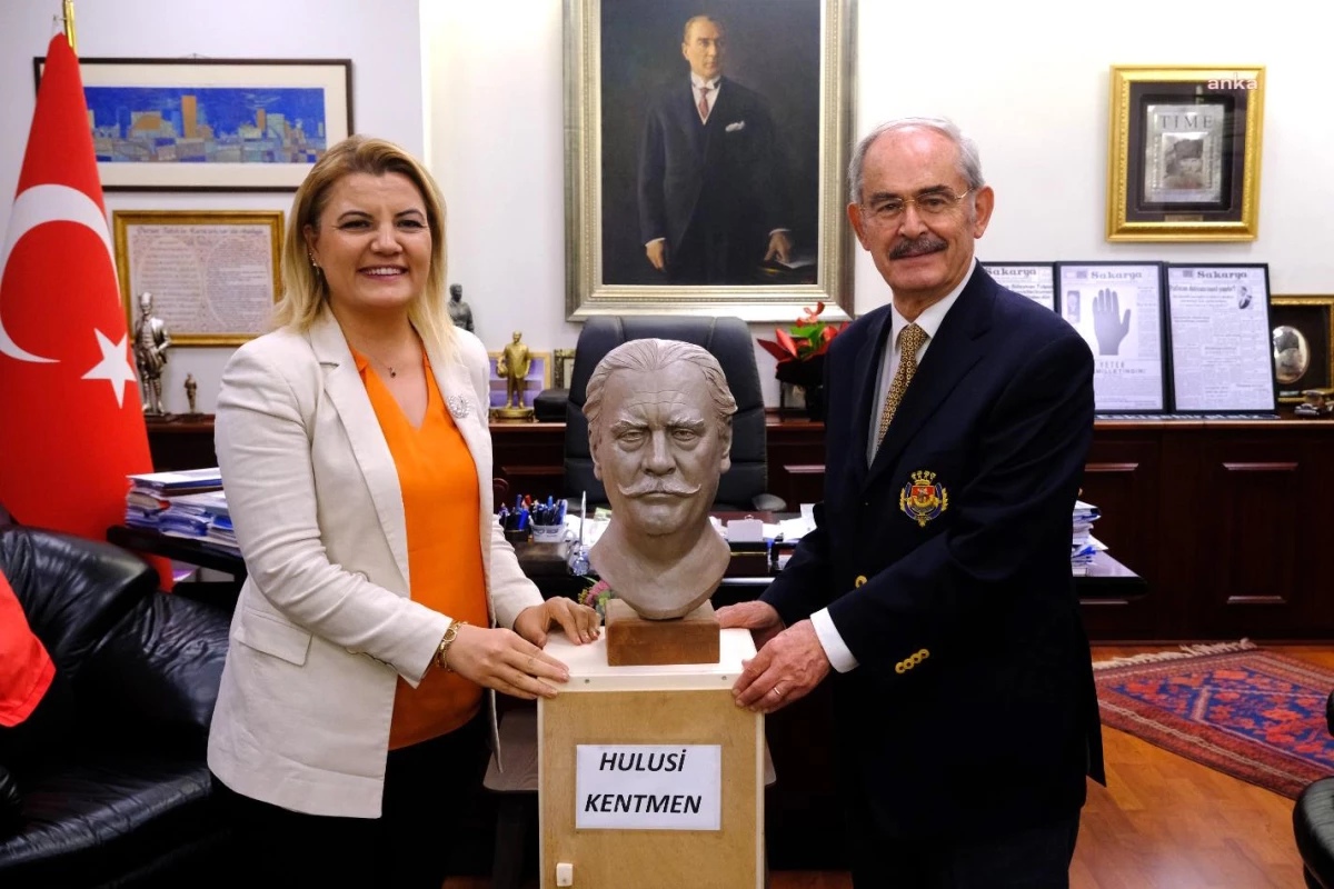 İzmit Belediye Başkanı Fatma Kaplan Hürriyet, Eskişehir Büyükşehir Belediye Başkanı Yılmaz Büyükerşen\'i ziyaret etti