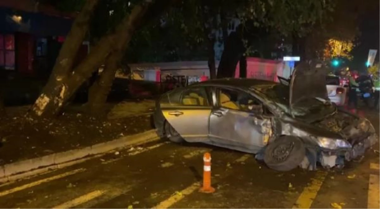 Kadıköy\'de Kontrolden Çıkan Otomobil Ağaca Çarptı: 3 Yaralı