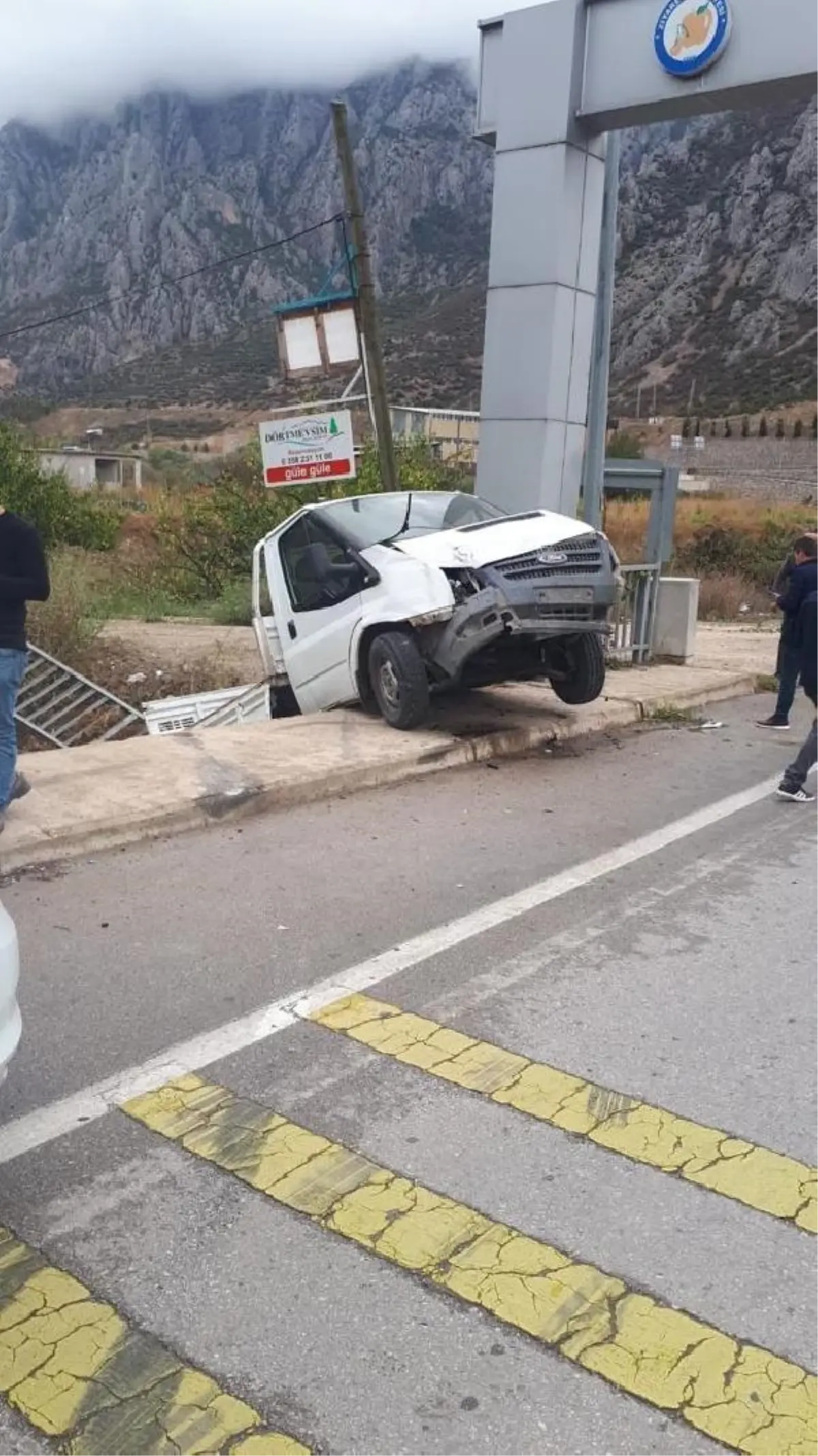 Amasya\'da Kamyonet Köprü Korkuluklarında Asılı Kaldı