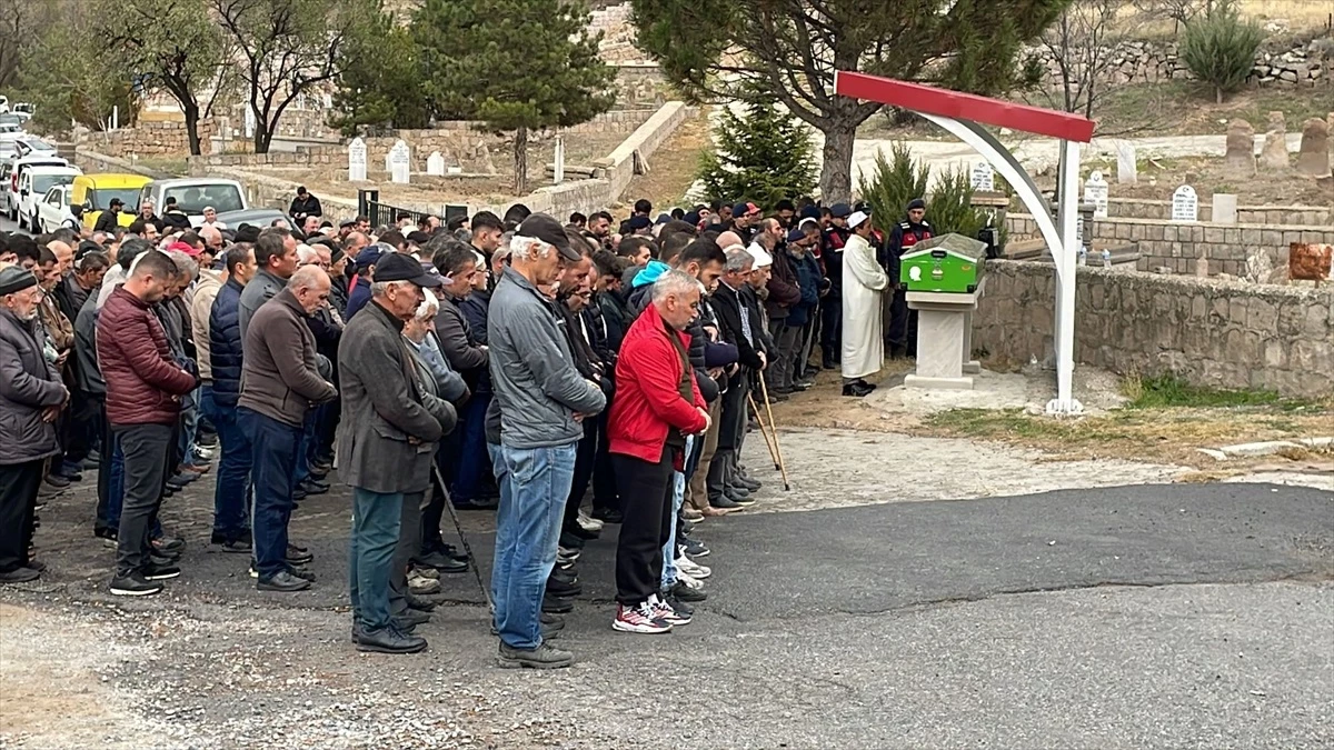 Kayseri\'de başına sert cisimle vurularak öldürülen kadının cenazesi defnedildi