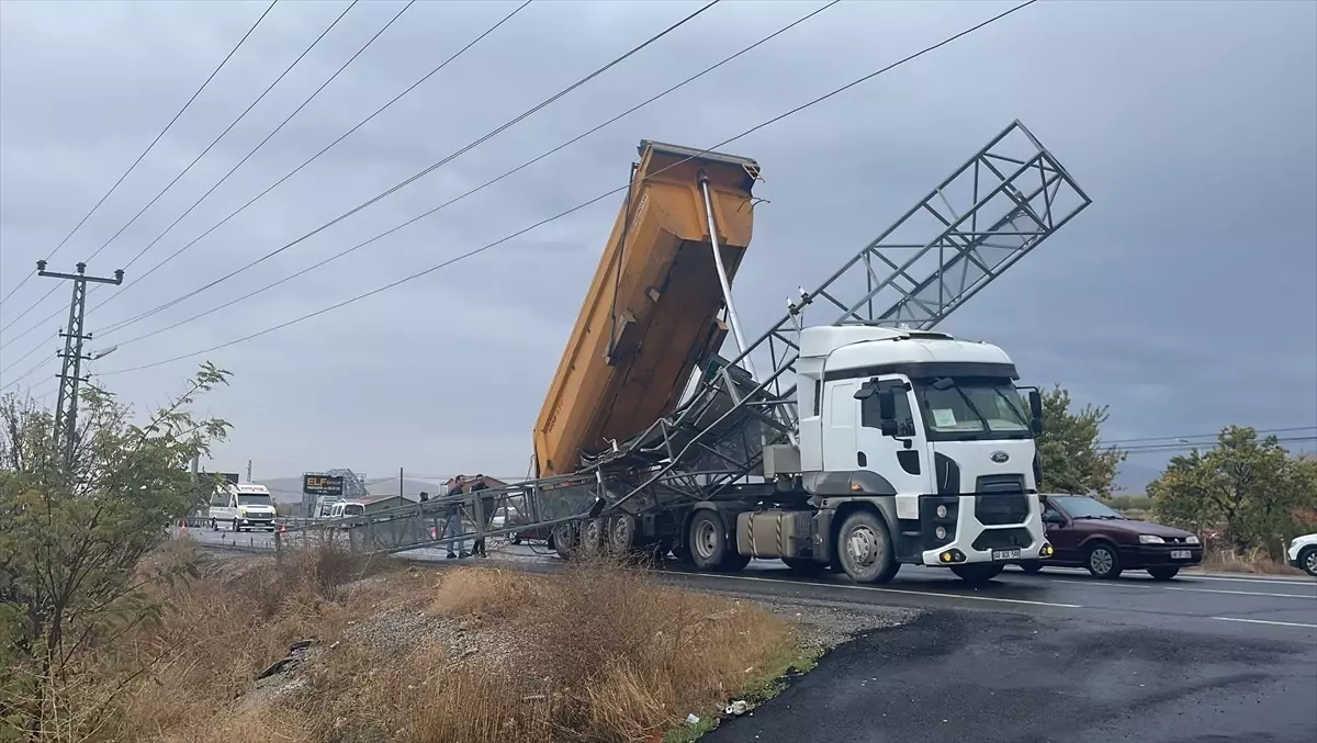 Malatya\'da seyir halindeki kamyon dijital trafik bilgilendirme panosuna çarptı