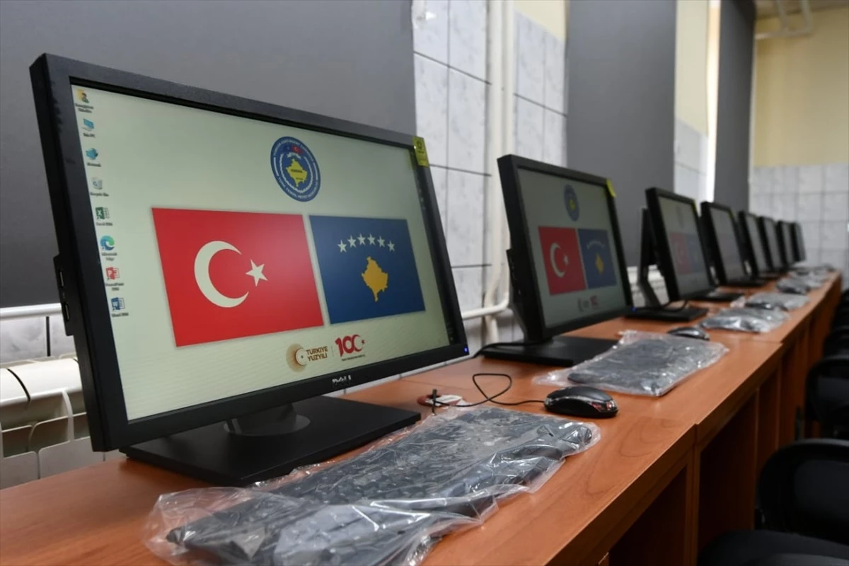NATO\'nun Kosova\'daki Barış Gücü, Prizren\'deki bir lisenin bilgisayar dershanesini yeniledi