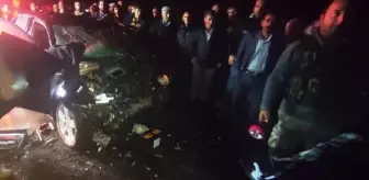 Bitlis-Muş karayolunda kafa kafaya çarpışan otomobillerde 2 kişi hayatını kaybetti