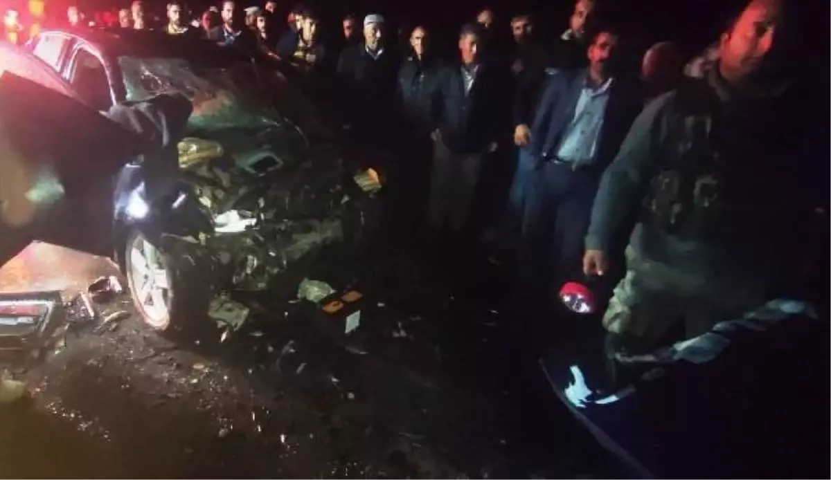 Bitlis-Muş karayolunda kafa kafaya çarpışan otomobillerde 2 kişi hayatını kaybetti