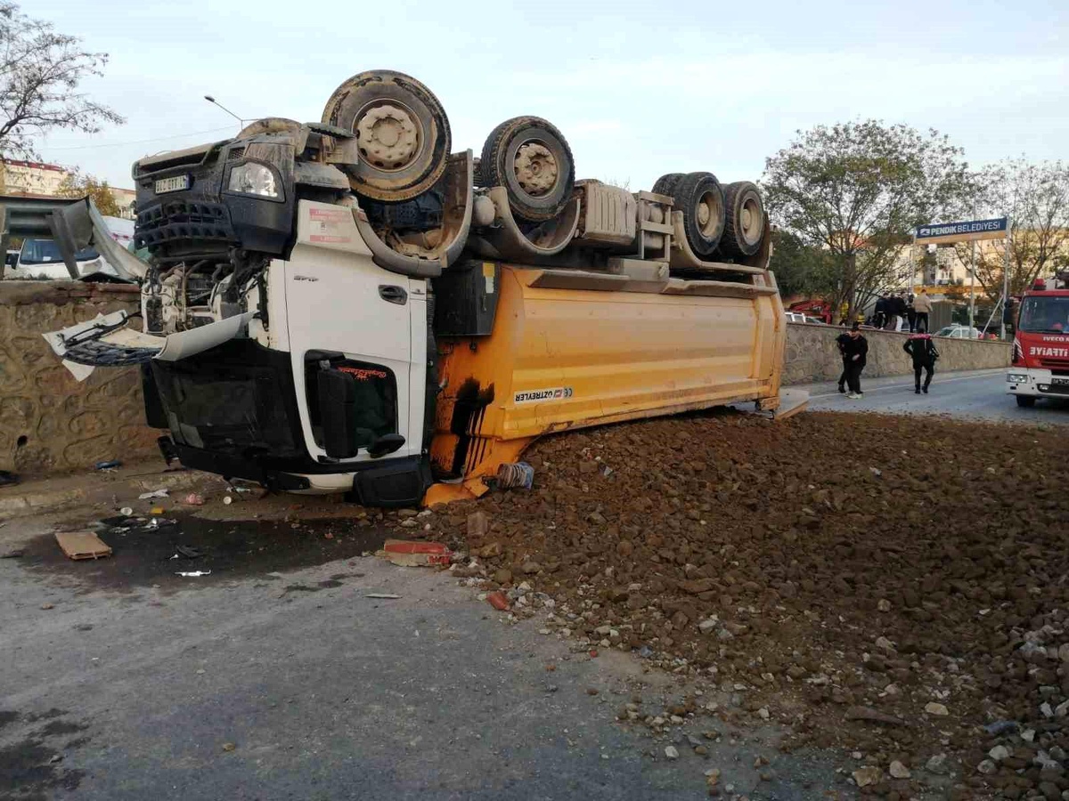 Pendik\'te Kontrolden Çıkan Hafriyat Kamyonu Bariyerleri Aşarak Devrildi