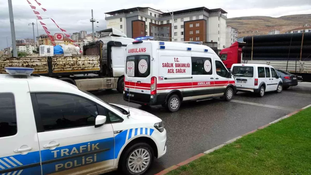 Malatya\'da hafif ticari araçla otomobilin karıştığı kazada sürücü burnu bile kanamadan kurtuldu