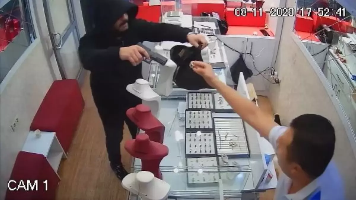 Sakar soyguncu, kuyumcuyu korkutmak isterken kendini vurdu