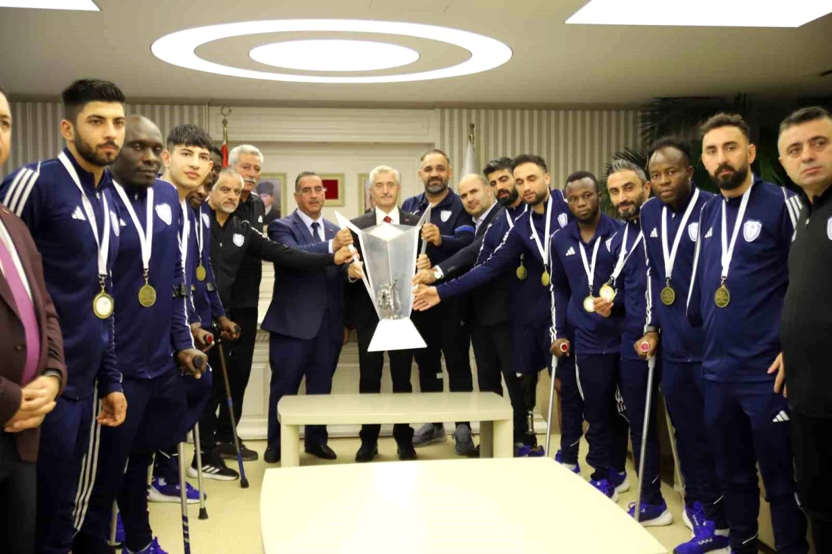 Şahinbey Ampute Futbol Takımı Şampiyonluk Kupasıyla Başkana Sürpriz Yaptı