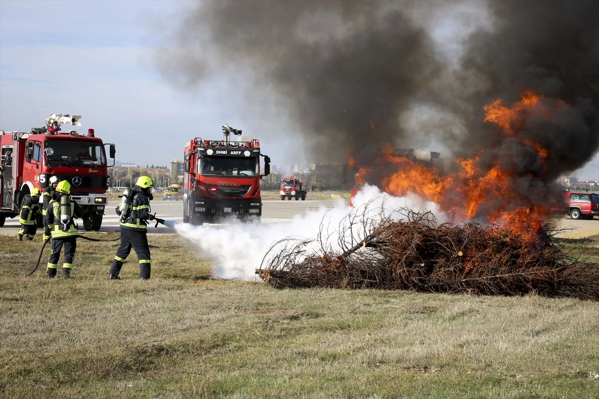 Uşak Havalimanı\'nda Kaza Kırım ve Yangın Tatbikatı Gerçekleştirildi