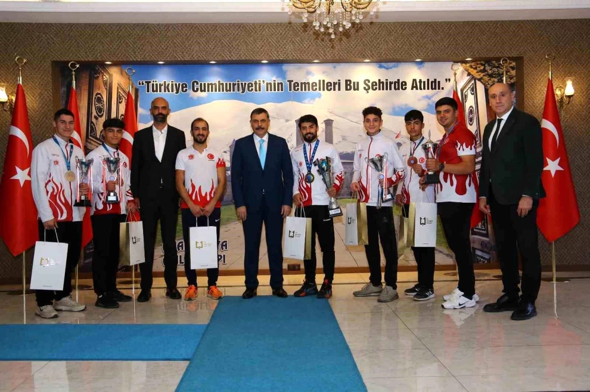 Avrupa Kick Boks Şampiyonasından madalya ile dönen sporcular Erzurum Valisi\'ni ziyaret etti
