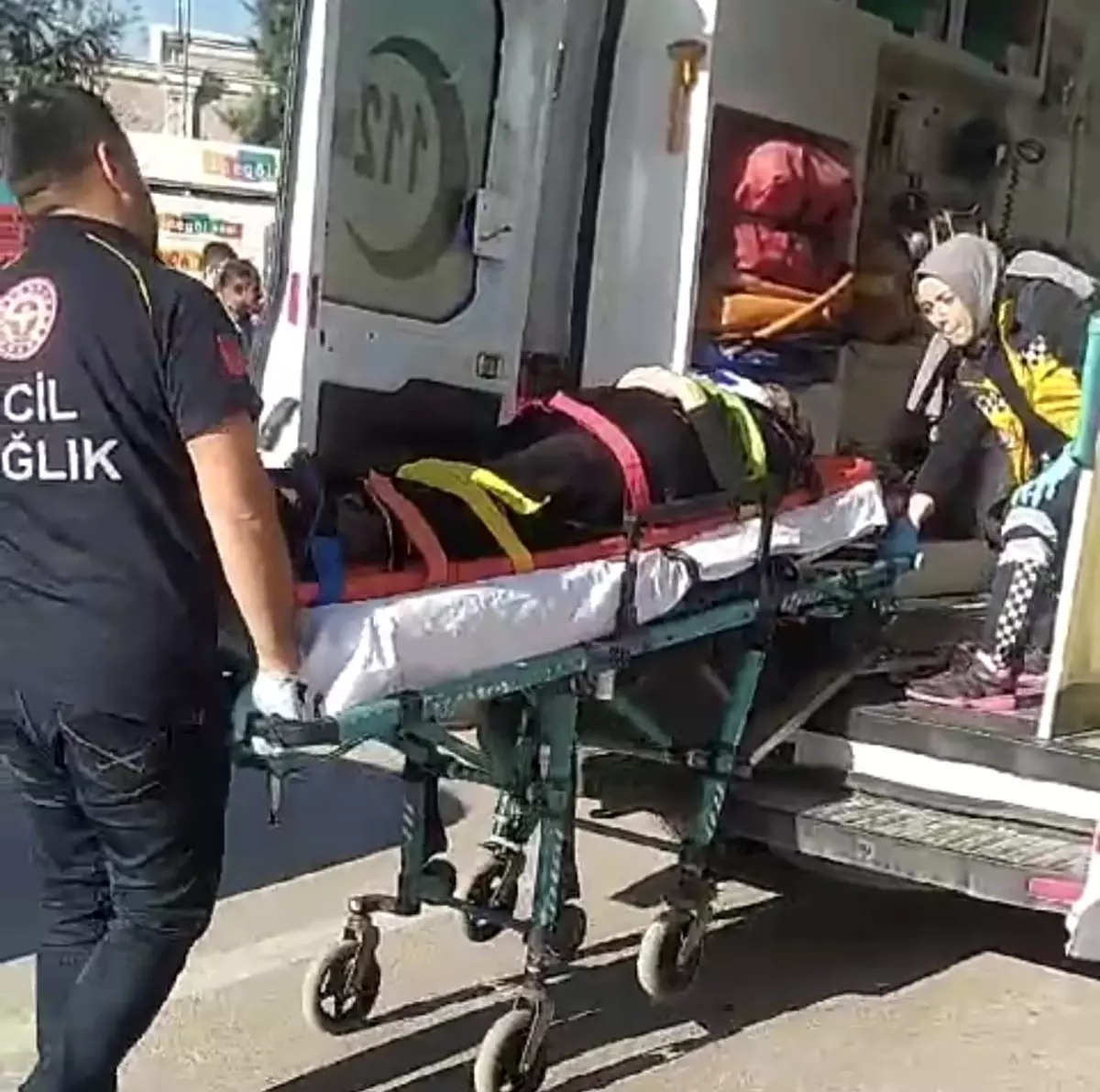 İnegöl\'de kamyonla çarpışan motosiklet sürücüsü ve eşi yaralandı