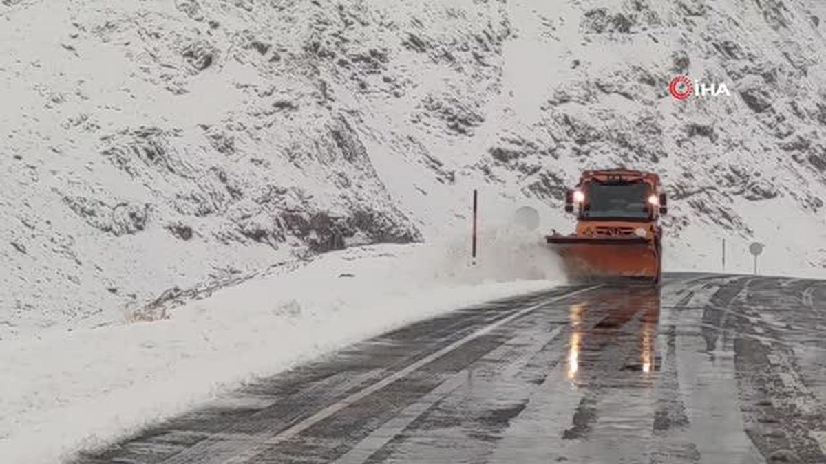 Karayolları 11. Van Bölge Müdürlüğü Karabet Geçidi\'nde Kar Temizleme Çalışması Yürütüyor