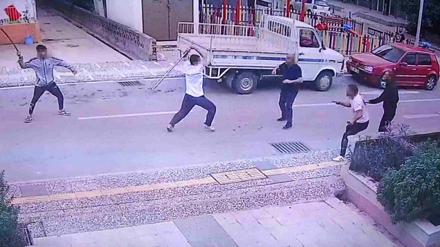 Alacak verecek kavgasında sopa ve bıçaklar konuştu: 1'i ağır 3 kişi yaralandı Alacak verecek kavgasında sopa ve bıçaklar konuştu: 1'i ağır 3 kişi yaralandı