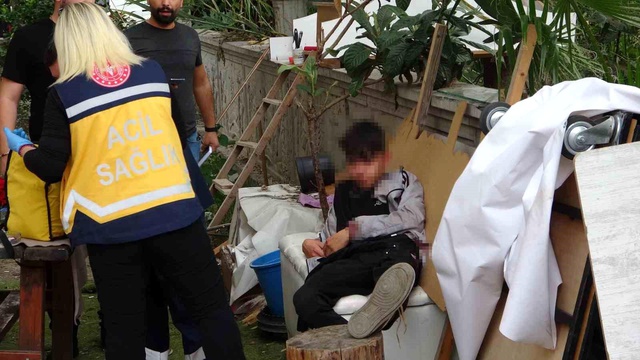 Alacak verecek kavgasında sopa ve bıçaklar konuştu: 1'i ağır 3 kişi yaralandı Alacak verecek kavgasında sopa ve bıçaklar konuştu: 1'i ağır 3 kişi yaralandı