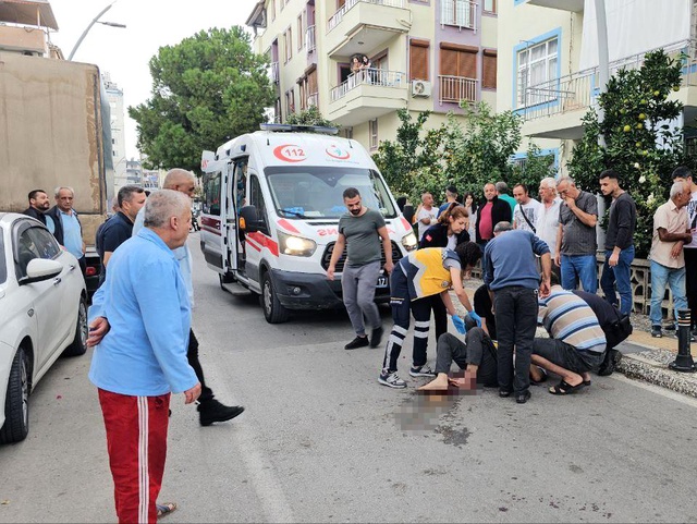 Alacak verecek kavgasında sopa ve bıçaklar konuştu: 1'i ağır 3 kişi yaralandı Alacak verecek kavgasında sopa ve bıçaklar konuştu: 1'i ağır 3 kişi yaralandı