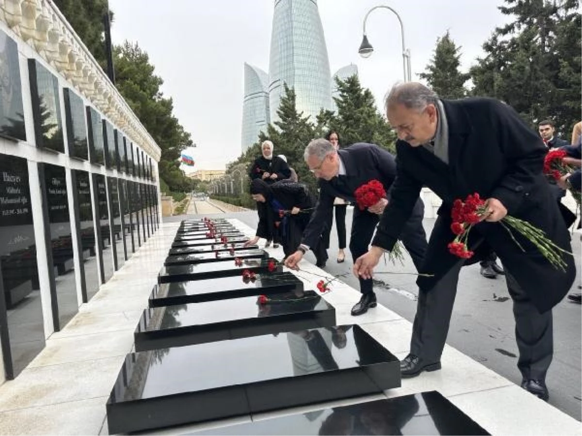 Bakan Özhaseki Azerbaycan\'da Şeref Sokağı ve Şehitler Anıtı\'nı ziyaret etti