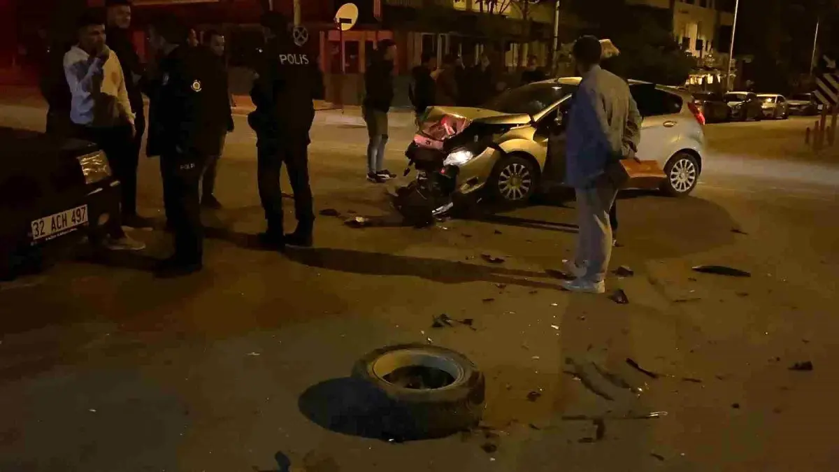 Burdur\'da kavşağa kontrolsüz giren 2 otomobil çarpıştı