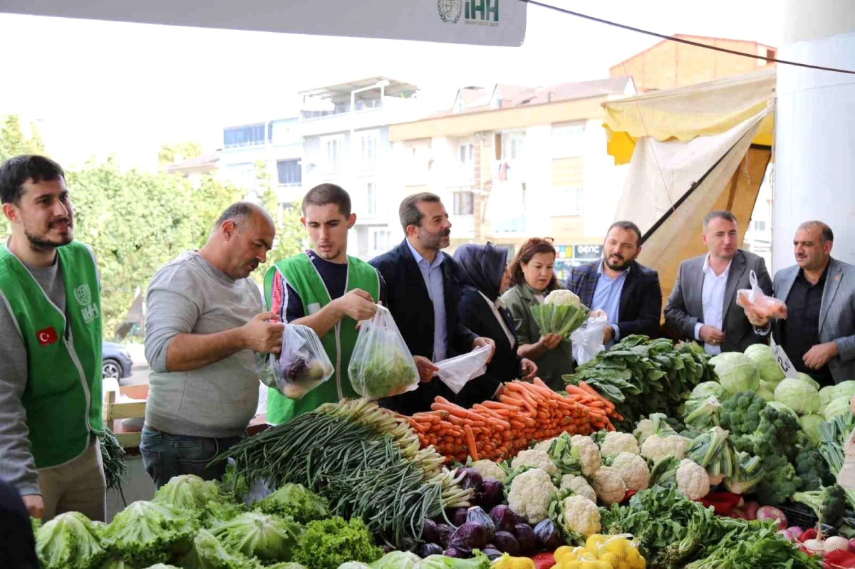 Bursalılar İsrail\'in saldırdığı Gazzelilere yardım için pazar kurdu