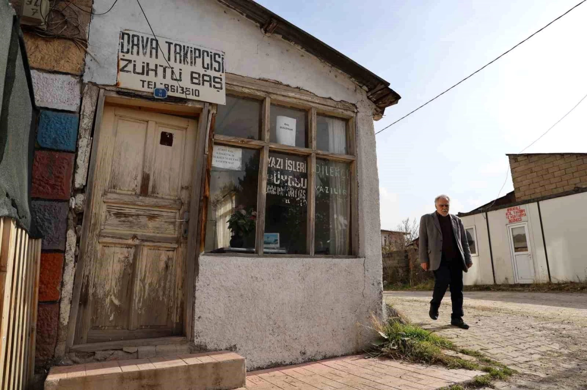 Sivas\'ta Arzuhalci, Teknolojiye Rağmen Daktilosundan Vazgeçmiyor