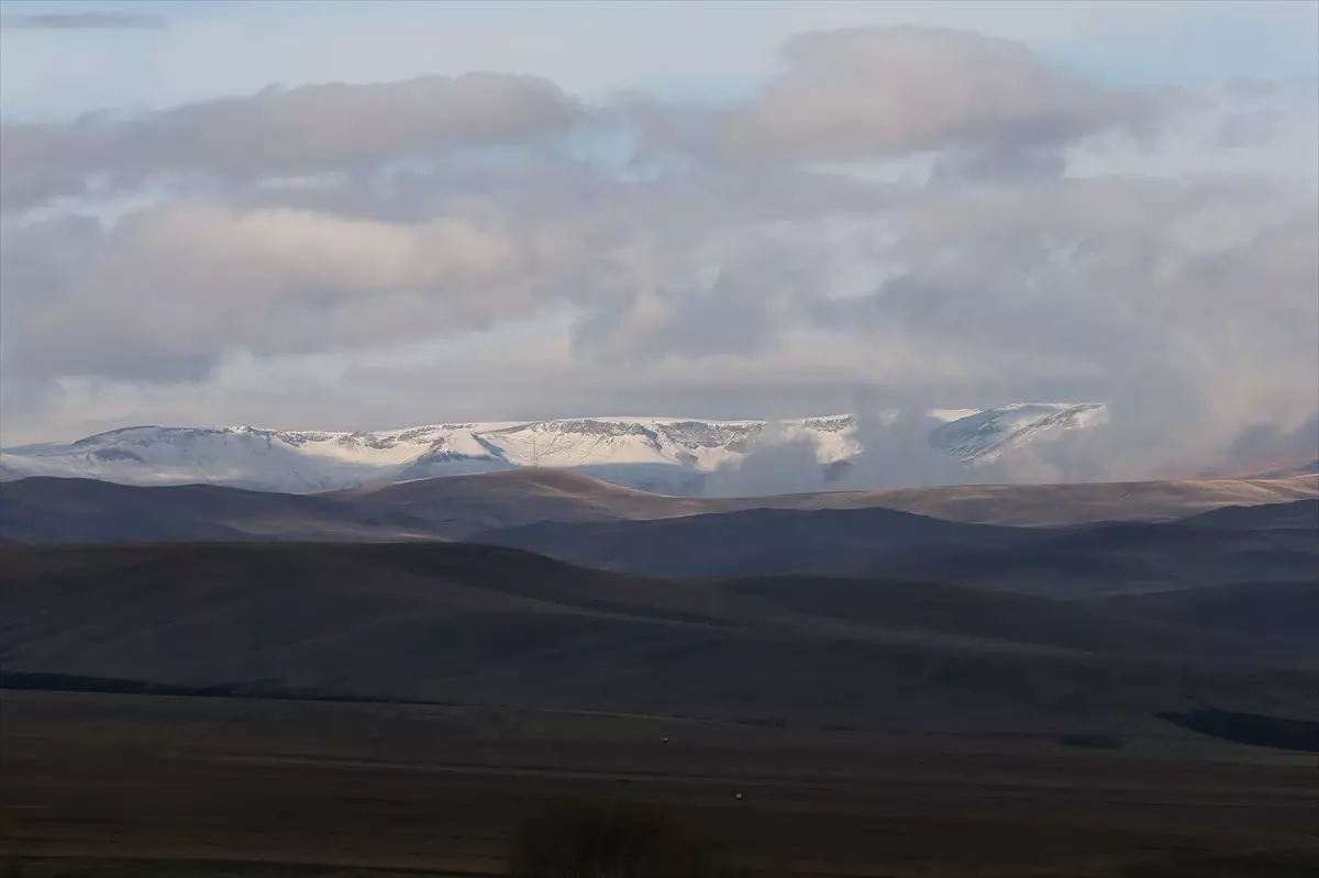 Erzurum, Kars ve Ardahan\'ın yüksek kesimlerinde kar yağışı etkili oldu