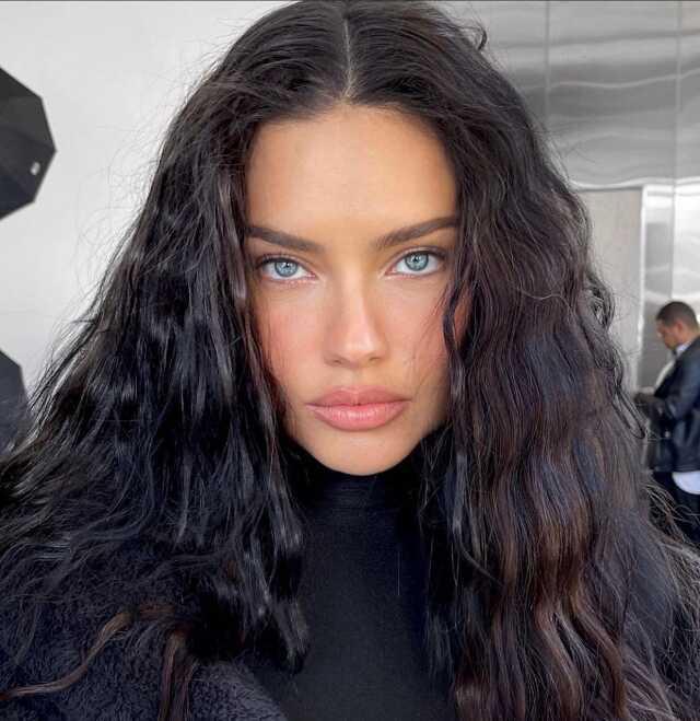 Estetiğin dozunu kaçıran Adriana Lima'nın gözleri küçücük kaldı