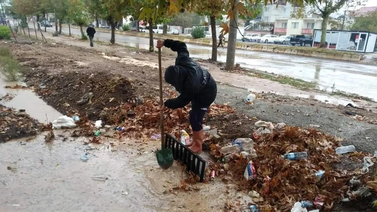 Gölbaşı Belediyesi Mazgalları ve Yağmur Suyu Kanallarını Temizliyor