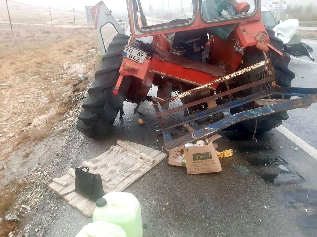 Karaman\'da traktöre arkadan çarpan araçta 2 kişi yaralandı