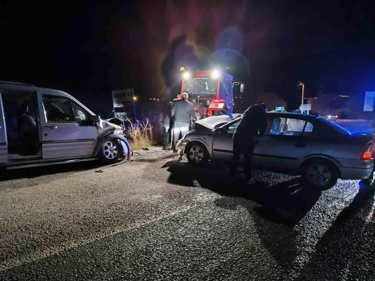 Afyonkarahisar\'da hafif ticari araçla otomobilin çarpıştığı kazada 2 kişi yaralandı